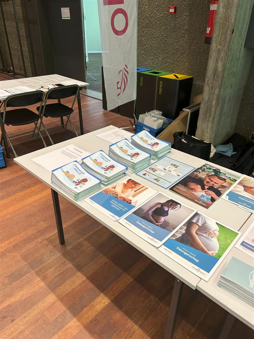 Een tafel met folders over zwangerschap en geboorte.
