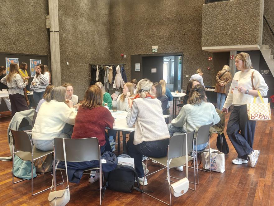 Deelnemers in gesprek aan een werktafel.