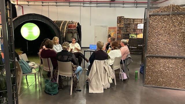 Deelnemers zitten in een kring tijdens een workshop.
