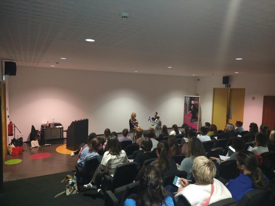 Een volle zaal volgt de studiedag.